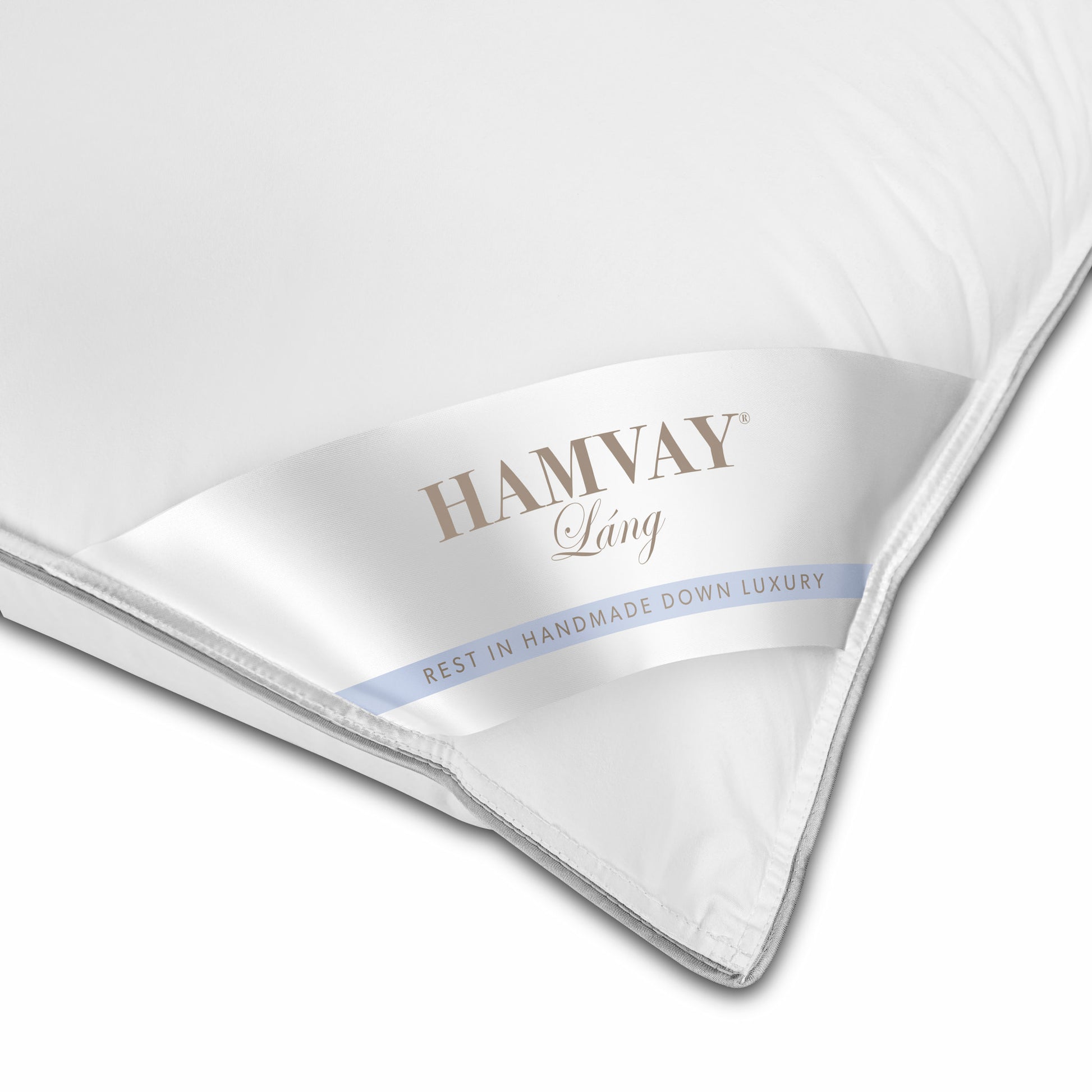 https://www.hamvay-lang.com/cdn/shop/files/hamvay-lang-pure-comfort-pillow-corner-label.jpg?v=1696321580&width=1946