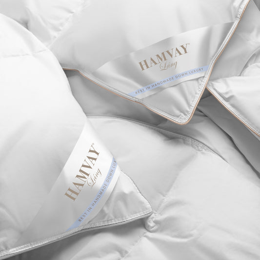 https://www.hamvay-lang.com/cdn/shop/files/hungarian-goose-down-bedding-pure-comfort-and-pure-delight-next-to-each-other.jpg?v=1696318600&width=533